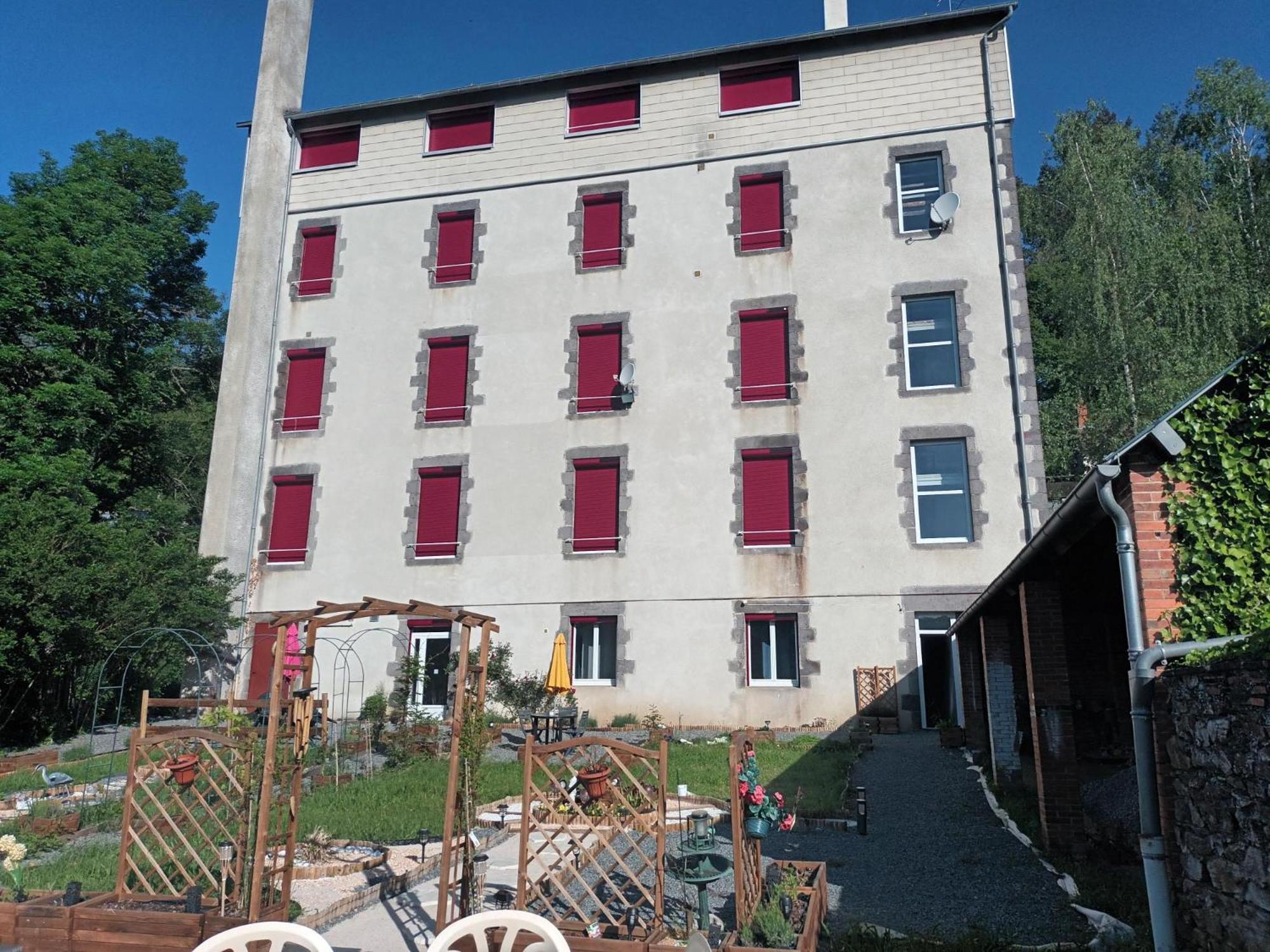 Appartement Chaleureux De 82M2 Proche De Vulcania Pontaumur Exterior photo